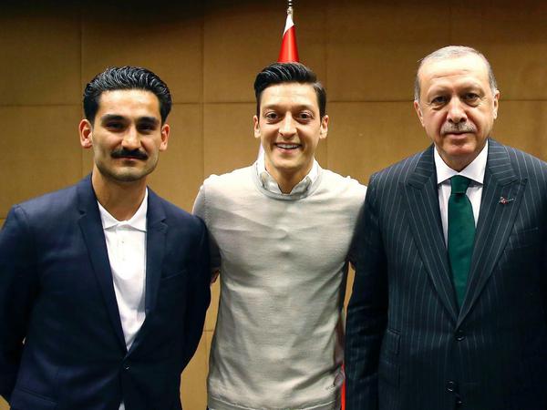 Recep Tayyip Erdogan (2.v.r.), Staatspräsident der Türkei zusammen mit den Premier League Fußballspielern Ilkay Gündogan (l) und Mesut Özil (2.v.l.). 