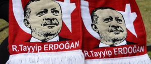 Das Konterfei des türkischen Staatschefs Erdogan auf dem Schal einer Anhängerin in Berlin 