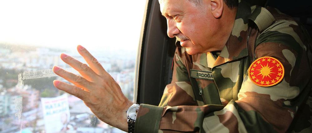 Der türkische Präsident Recep Tayyip Erdogan, Präsident der Türkei, winkt bei bei einem Besuch der türkischen Truppen in Ogulpinar an der Grenze zu Syrien aus einem Hubschrauber.
