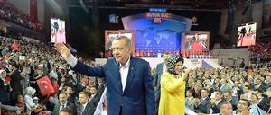 Auf einem Parteitag wurde Erdogan am Sonntag in Ankara mit großer Mehrheit erneut in das Amt des Parteichefs gewählt.