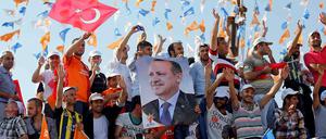 Durch das Land geht ein tiefer Riss: Erdogan-Anhänger feiern ihren Ministerpräsidenten. 