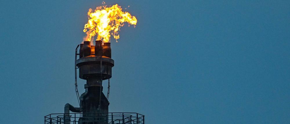 Überschüssiges Gas wird auf dem Industriegelände der PCK-Raffinerie GmbH verbrannt. In der Erdölraffinerie kommt Rohöl aus Russland an.