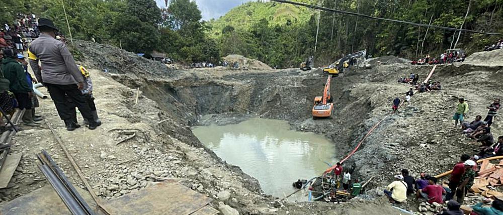 In Indonesien ist eine illegale Goldmine über den darin arbeitenden Bergleuten zusammengebrochen.