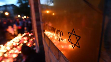 Blumen und Kerzen wurden in den Tagen nach dem Anschlag vom 9. Oktober 2019 vor der Synagoge in Halle niedergelegt.