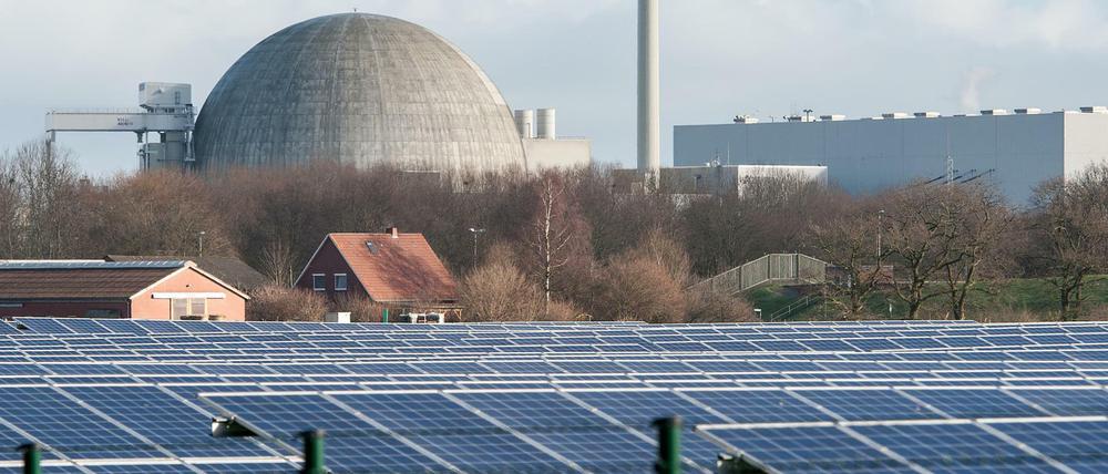 Ein kleiner Solarpark liegt neben der Zubringerstraße zum Kernkraftwerk Unterweser in Esensham (Niedersachsen). Das Atomkraftwerk an der Weser ist seit Jahren vom Netz. Wer die Kosten für den Rückbau und den angefallenen Atommüll trägt, wird derzeit in einer Kommission verhandelt. 