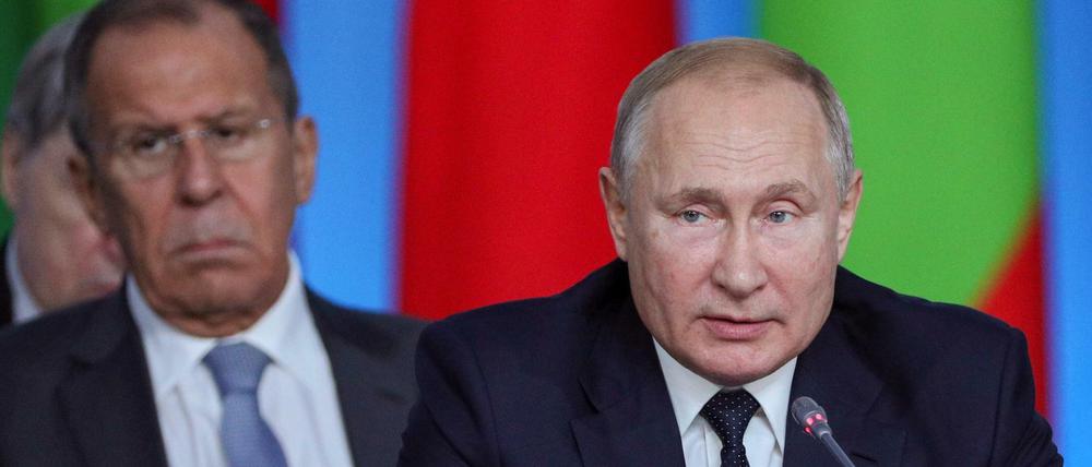 Der russische Präsident Wladimir Putin (r.), dahinter sein Außenminister Sergej Lawrow