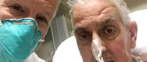 Der behandelnde Arzt Bartley Griffith (links) macht ein Selfie mit dem Patienten David Bennett in Baltimore im Januar 2022. 