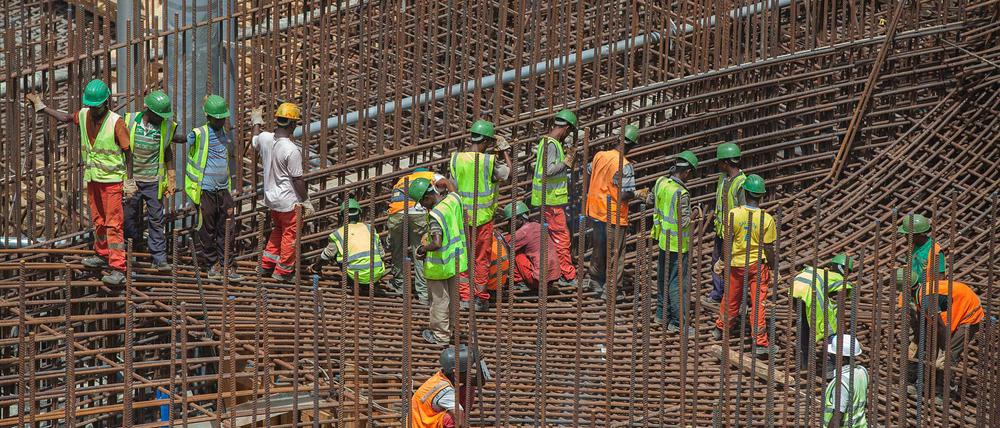 Bauarbeiter in Afrika. Würden sie als Fachkräfte nach Deutschland kommen?
