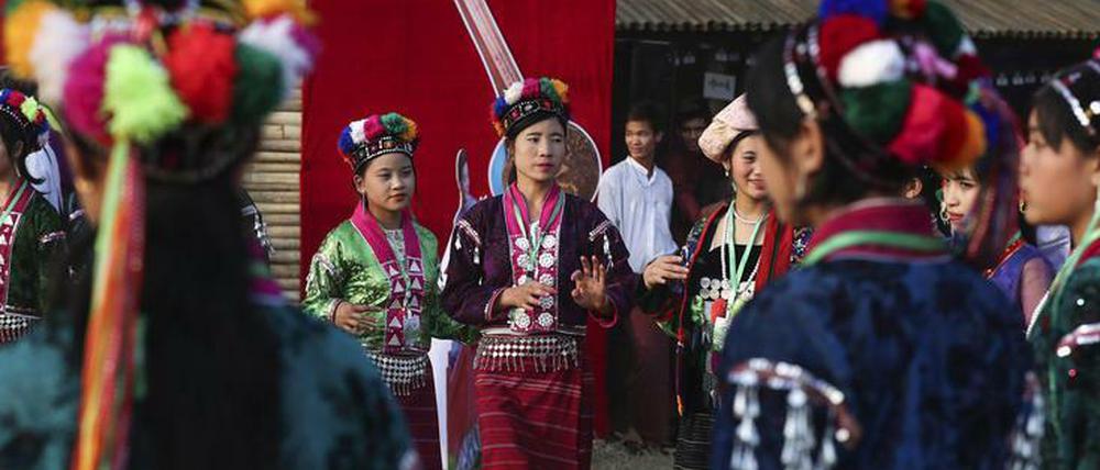Demonstration der Vielfalt. Frauen und Mädchen der Künstlergruppe "Ta'ang Palaung»" tanzen Anfang Februar während der Feierlichkeiten zum landesweiten Ethnien-Festival in Rangun.