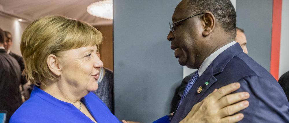An diesem Mittwoch reist Kanzlerin Merkel nach Afrika. Die Aufnahme von 2017 zeigt Merkel den senegalesischen Präsidenten Macky Sall