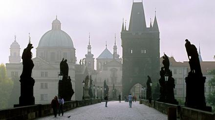Die Karlsbrücke in Prag (Archivbild) gehört derzeit wieder den Einheimischen. 