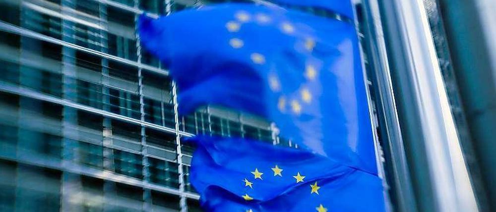 EU-Flaggen vor dem Sitz der Europäischen Kommission in Brüssel. Hier Einfluss zu gewinnen, ist das Ziel tausender Lobbyisten.