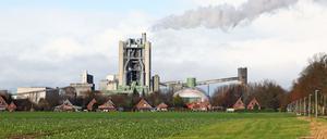 Zementwerke, wie hier in Schleswig-Holstein, stoßen viel CO2 aus.