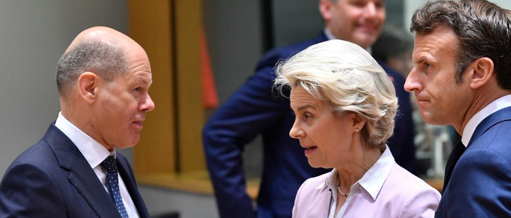 Kanzler Olaf Scholz (SPD), EU-Kommissionschefin Ursula von der Leyen (CDU) und Frankreichs Präsident Emmanuel Macron.