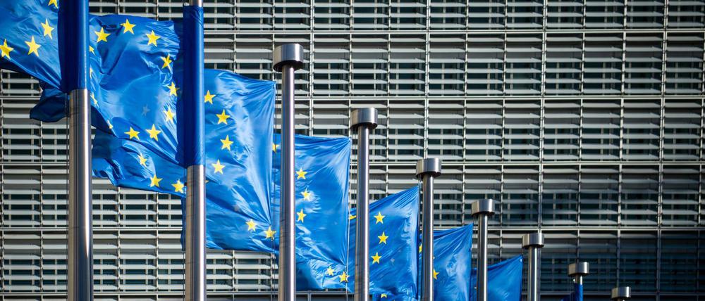 Belgien, Brüssel: Flaggen der Europäischen Union wehen im Wind vor dem Berlaymont-Gebäude, dem Sitz der Europäischen Kommission.