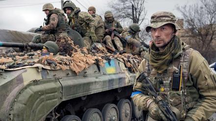 Die ukrainischen Soldaten erhalten zur Verteidigung auch aus Deutschland schwere Waffen. Doch was hilft auf Dauer?