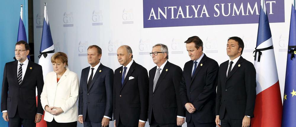 Demonstrative Geschlossenheit. Die Staats- und Regierungschefs der Europäischen Union auf dem G20-Gipfel im türkischen Antalya am Montag bei einer Schweigeminute für die Opfer der Anschläge von Paris. 