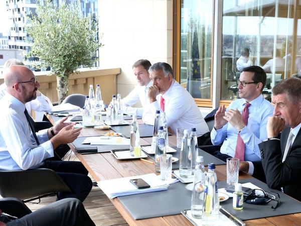 EU-Ratspräsident Charles Michel im Gespräch mit den Premiers Andrej Babis (Tschechien, ganz rechts), Mateusz Morawiecki (Polen), Viktor Orban (Ungarn) und Peter Pellegrini (Slowakei). 