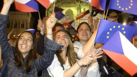 Junge Tschechen feiern 2004 die EU-Erweiterung mit einem Konzert auf einem Platz in der Altstadt von Prag. 