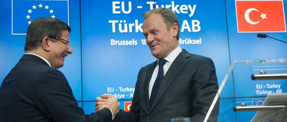 Hand drauf: Der türkische Premierminister Ahmet Davutoglu (links) und EU-Ratspräsident Donald Tusk besiegeln das Flüchtlingsabkommen.