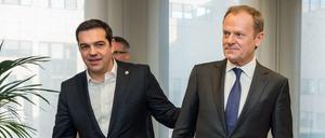 Donald Tusk mit Alexis Tsipras bei einem Treffen am Rande des EU-Gipfels. 