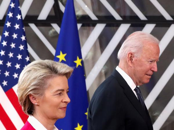 Die EU spielt im Kriegsgeschehen keine Rolle. Kommissionspräsidentin Ursula von der Leyen und US-Präsident Joe Biden.