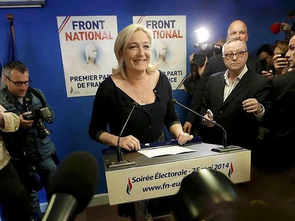 Mit einem historischen Wahlerfolg hat die rechtsextreme Front National (FN) in Frankreich bei der Europawahl andere Parteien deklassiert. Nach ihrem europakritischen Wahlkampf kam die Partei unter Marine Le Pen laut ersten Prognosen mit einem deutlichen Zuwachs auf rund 25 Prozent