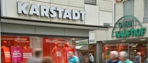 Die Warenhäuser Galeria Kaufhof und Karstadt stehen in Trier direkt nebeneinander. Auch Wochen nach der Wiedereröffnung lägen die Umsätze im Einzelhandel zwischen 60 und 70 Prozent des Normalen, sagte der Präsident des Handelsverbandes Mitte.