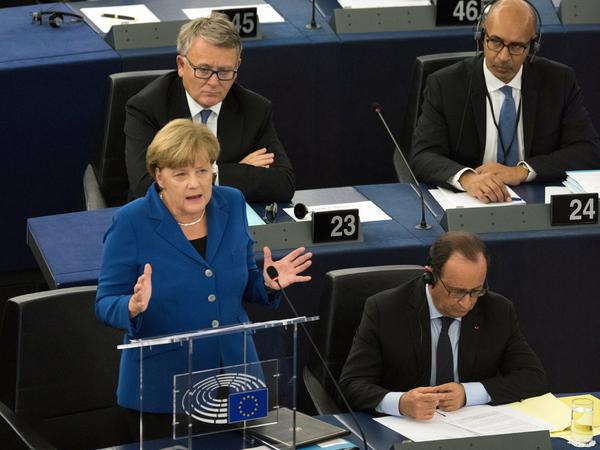 Kanzlerin Angela Merkel und Frankreichs Präsident Francois Hollande am Mittwoch im Europaparlament in Straßburg. 