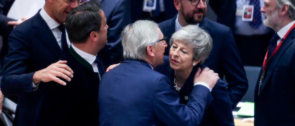 EU-Kommissionschef Jean-Claude Juncker begrüßt die britische Regierungschefin Theresa May beim EU-Gipfel in Brüssel.