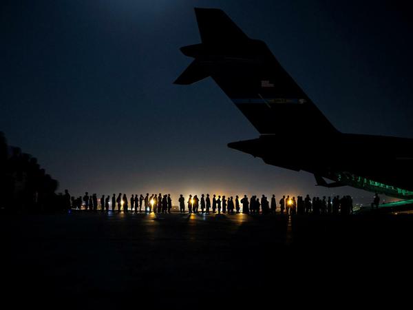 Karawane der Hoffnung: Tag und Nacht fliegen die Militärtransporter vom Flughafen Kabul
