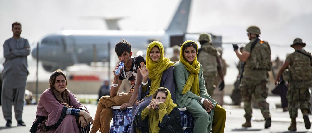 Ende einer Intervention: Kinder warten am Flughafen Kabul darauf, in Sicherheit geflogen zu werden.