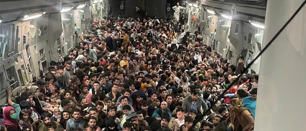 Evakuierung aus Kabul in US-Maschine: 640 Menschen an Bord 