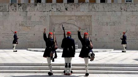 Wachablösung. Angehörige der Präsidentengarde vor dem Mahnmal des Unbekannten Soldaten in Athen.