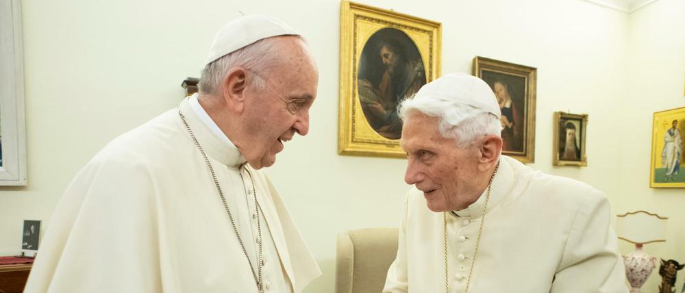 Papst Franziskus (links) und der emeritierte Papst Benedikt (Archivbild vom Dezember 2018) 