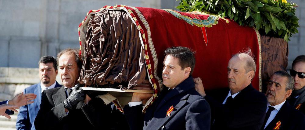 Angehörige trugen Francos Sarg aus seinem Mausoleum.
