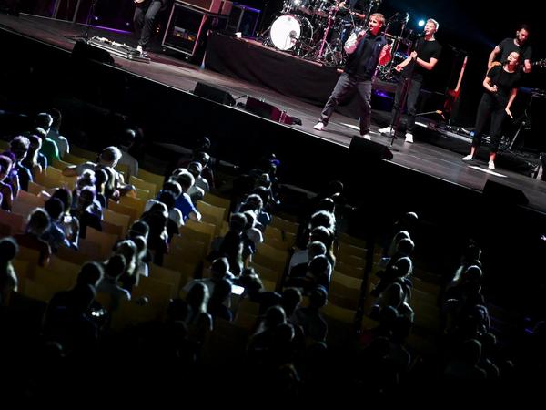 Probanden eines Großversuchs der Universitätsmedizin Halle/Saale verfolgen in der Arena Leipzig ein Konzert des Popsängers Tim Bendzko.