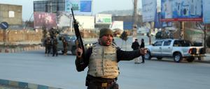 Eine bewaffneter Sicherheitsmann in der Innenstadt von Kabul