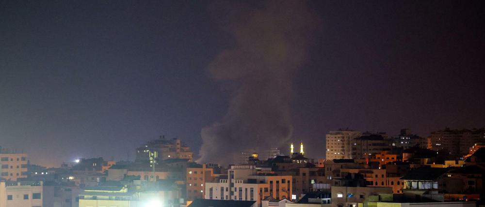 Rauch steigt über Gaza City auf. 