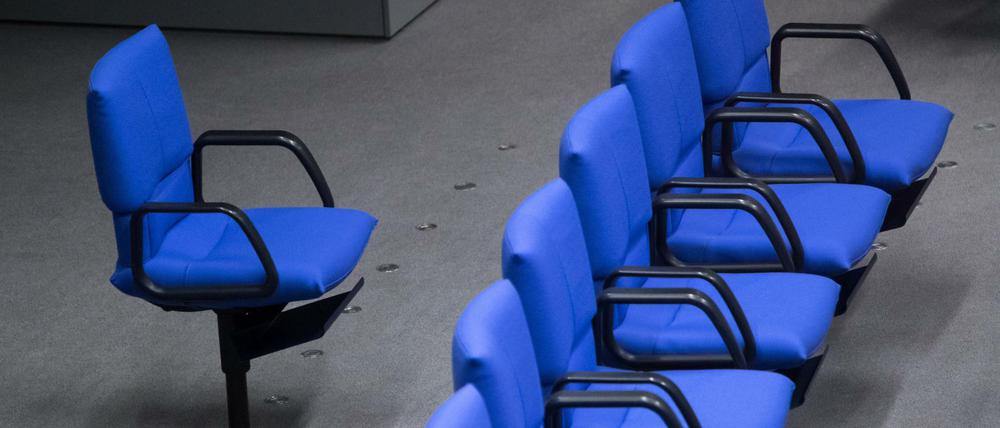 Ein einzelner Stuhl steht jetzt hinter den Reihen der Unionsfraktion im Plenarsaal des Deutschen Bundestages in Berlin. Der Sitz wurde für Erika Steinbach montiert. 