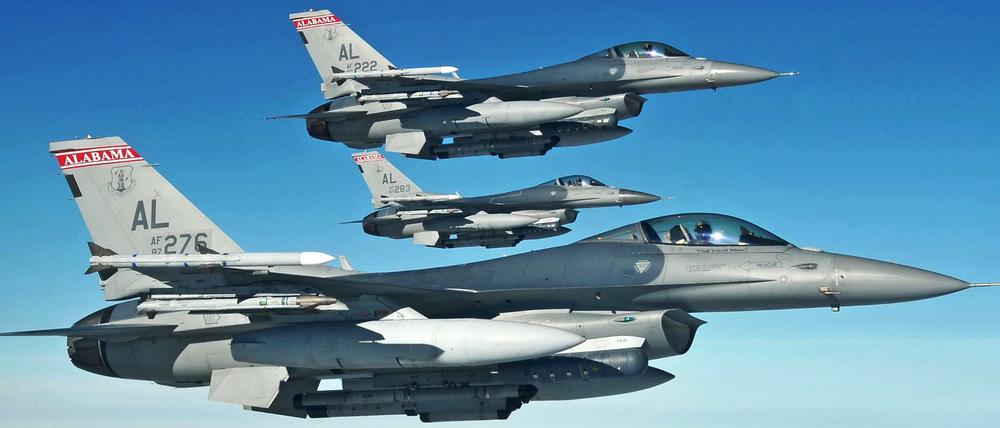 Kampfflugzeuge des Typs F-16fliegen über dem Pazifik. 