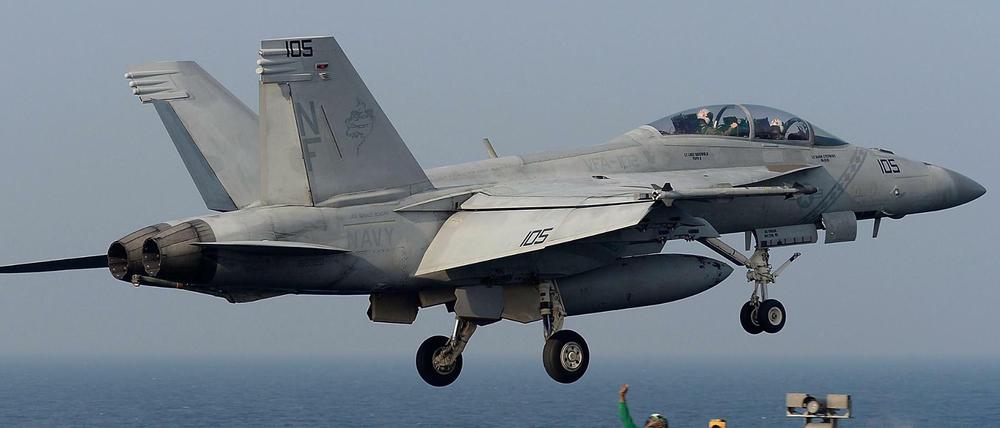 Ein Kampfflugzeug vom Typ F/A-18 Hornet startet vom Fleugzeugträger USS Ronald Reagan vor der Küste von Südkorea. Die Tornado-Flotte der Luftwaffe soll nach einem Vorschlag des Verteidigungsministeriums mit dem Eurofighter sowie F-18-Kampflugzeugen des US-Herstellers Boeing ersetzt werden. 