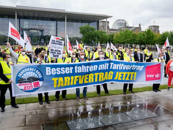 Warnstreik: Vor dem Reichstagsgebäude und dem Paul-Löbe-Haus demonstrierten Fahrerinnen und Fahrer des Bundestags vergangene Woche für einen Tarifvertrag.