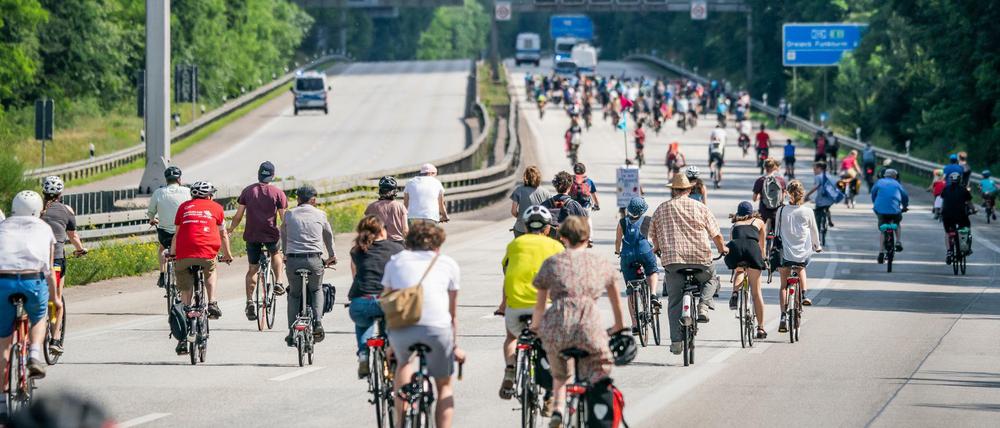 Eine Fahrraddemo für eine schnelle Verkehrswende und die Einrichtung von Fahrradschnellstraßen fährt über die Autobahn Avus Richtung Berliner Stadtzentrum.