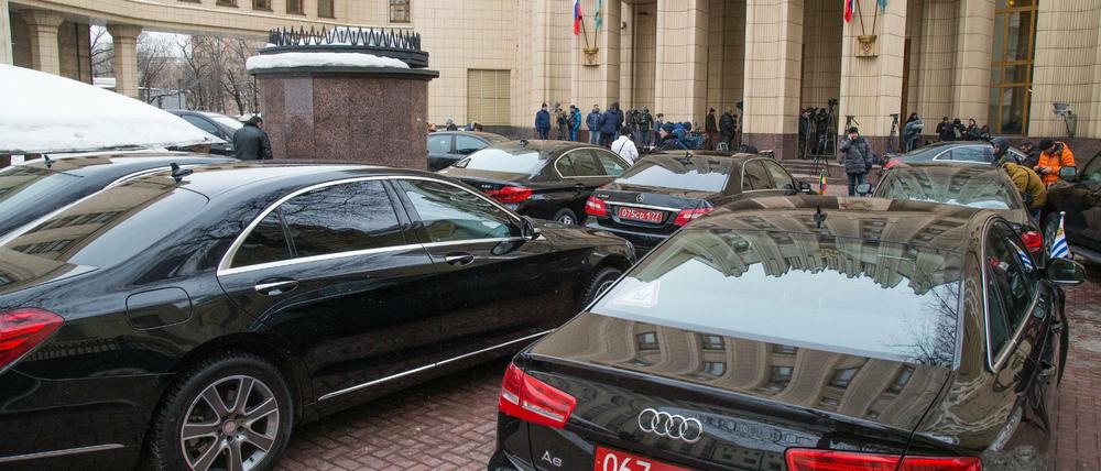 Autos des diplomatischen Corps vor dem russischen Außenministerium