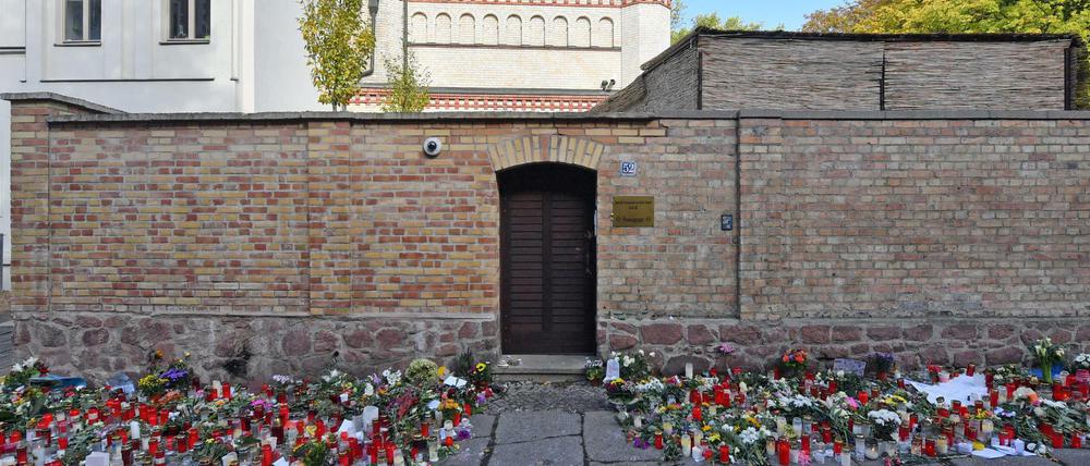 Nach dem Anschlag. Blumen und Kerzen stehen vor der Tür zur Synagoge in Halle nach dem Angriff des Judenhassers Stephan Balliet.