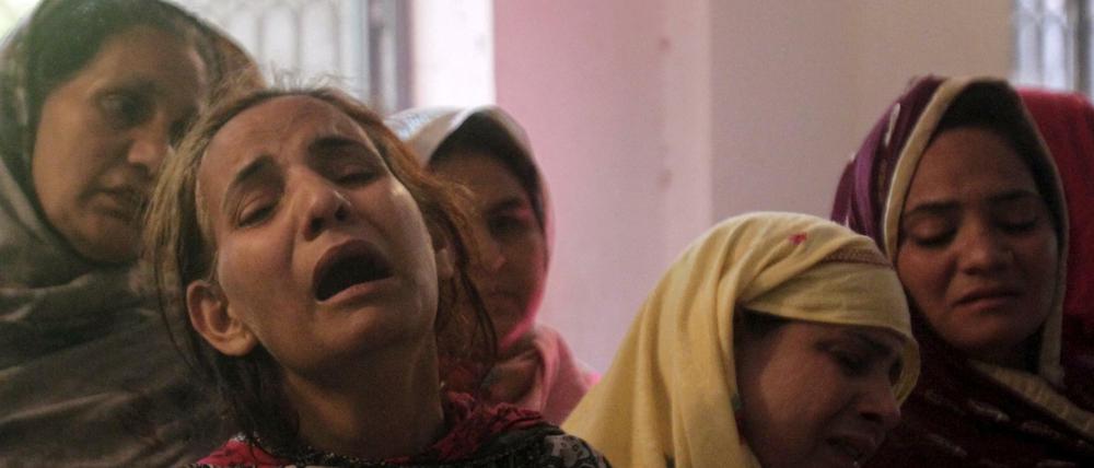 Eine Frau in Lahore, Pakistan, weint bei einer Trauerfeier um ihre Familie, die bei dem Terroranschlag am Sonntag ums Leben gekommen ist. 
