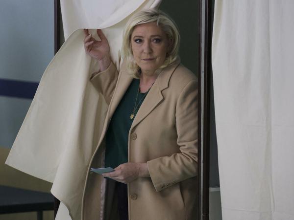 Marine Le Pen gab ihre Stimme im nordostfranzösischen Hénin-Beaumont bei Lille ab.