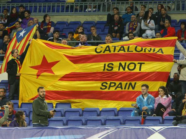Anhänger der Unabhängigkeit Kataloniens beim Spiel des FC Barcelona gegen Piräus 
