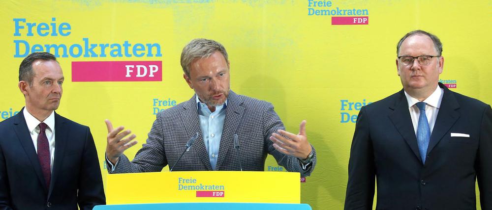 Christian Lindner, FDP-Parteivorsitzender, stellt auf einer Pressekonferenz Volker Wissing (links) als möglichen neuen Generalsekretär der Partei und Harald Christ (rrechts) als neuen Bundesschatzmeister vor. 